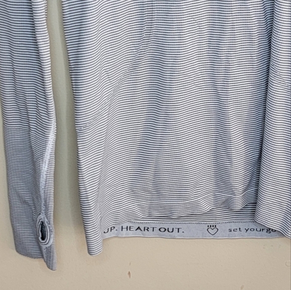 Lululemon | Swiftly Tech Black & White Stripe Long Sleeve Crew Top Thumbholes - Picture 3 of 6